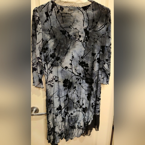 Papillon tunic /dress if on the shorter side. Velvet feel flowers. - Picture 2 of 7